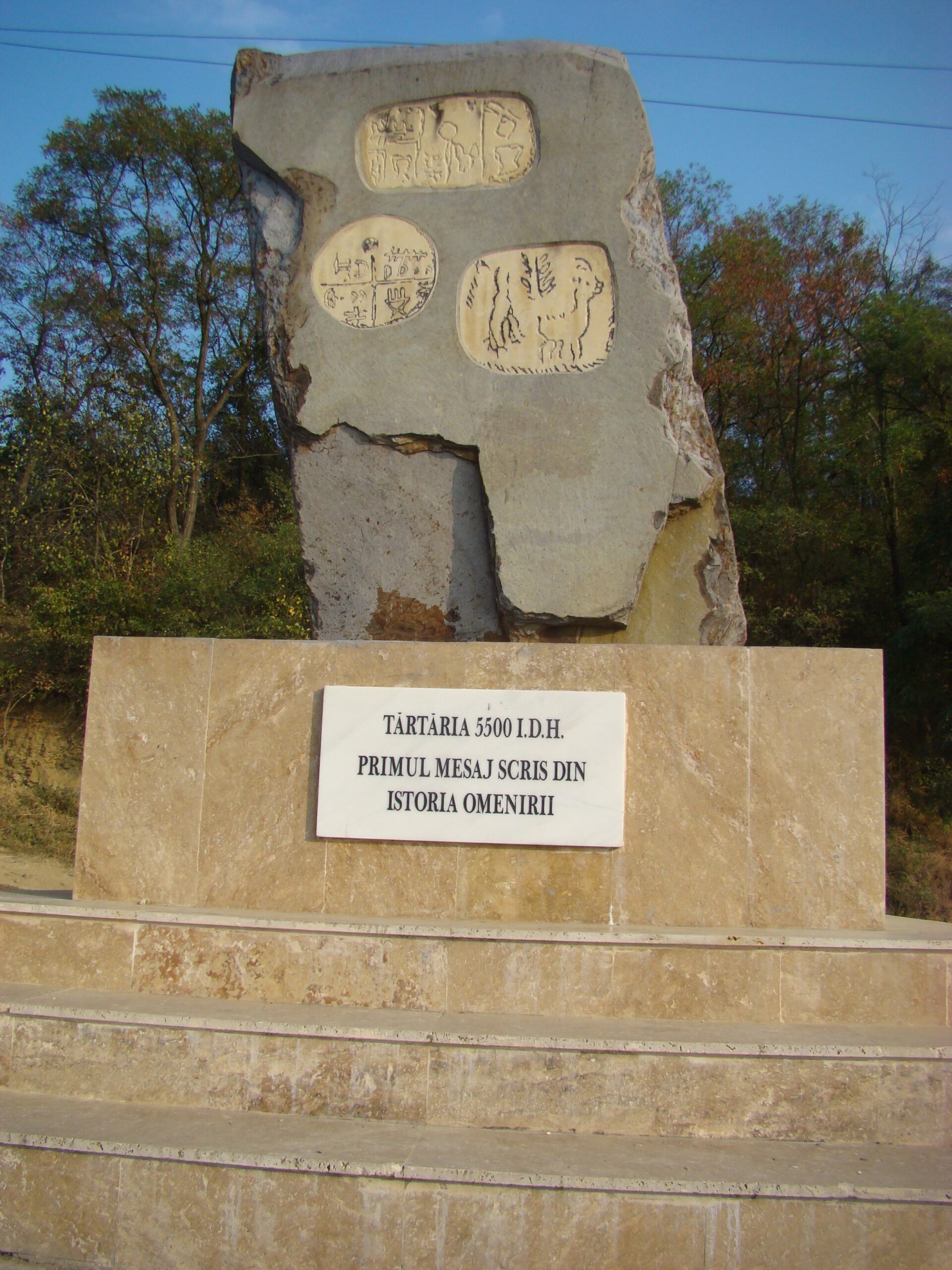 Monument_for_the_Neolithic_Tartaria_tables,_Tartaria,_Romania